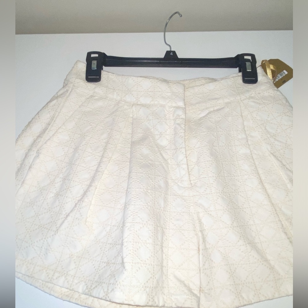 Ryegrass shorts size 4 color is white aqua